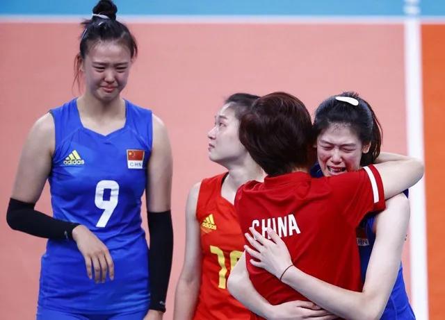 深藏功与名！郎平深夜悄悄离开，万千球迷来送行，却扑了个空